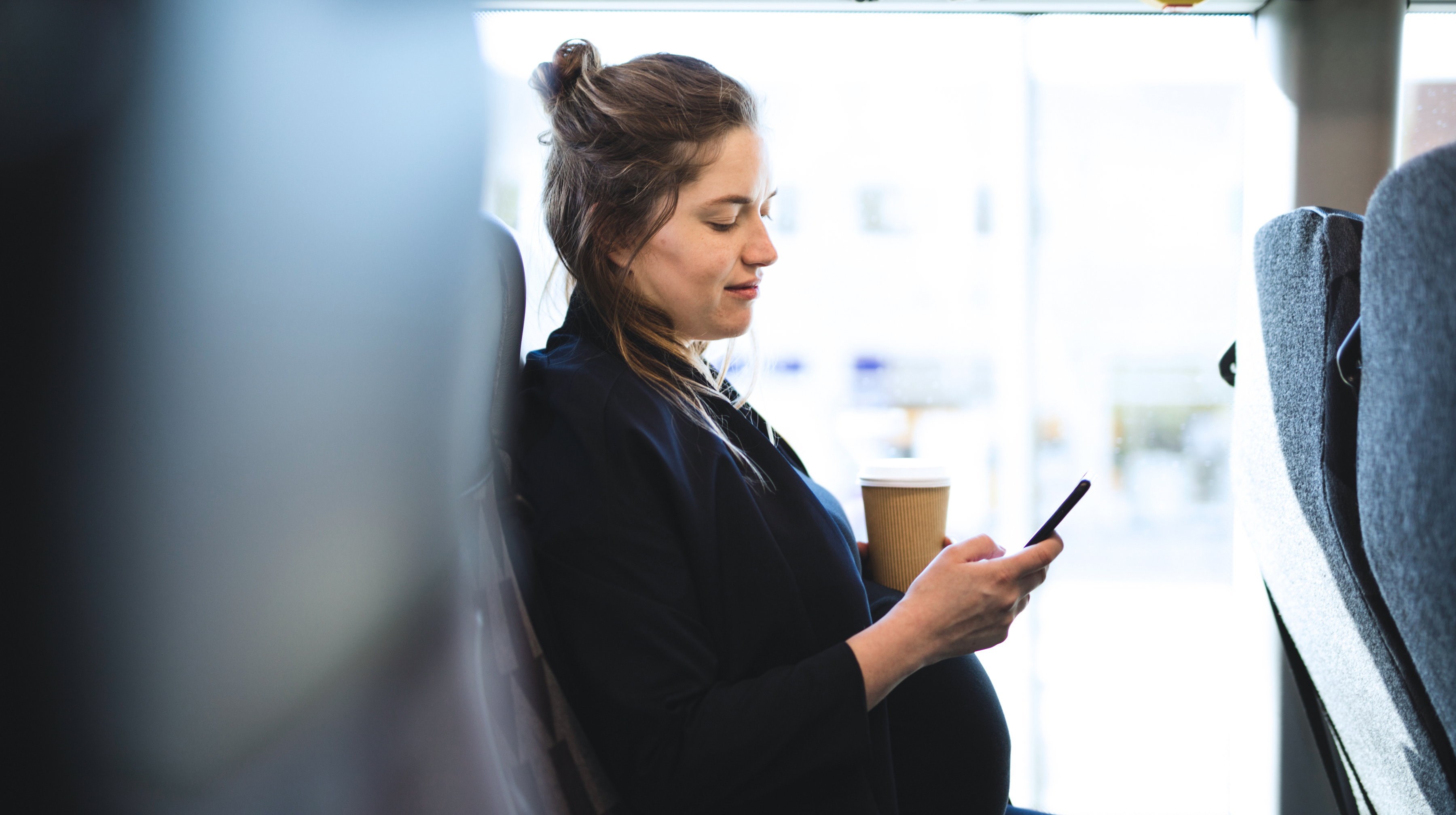 Gravid kvinna Âker buss