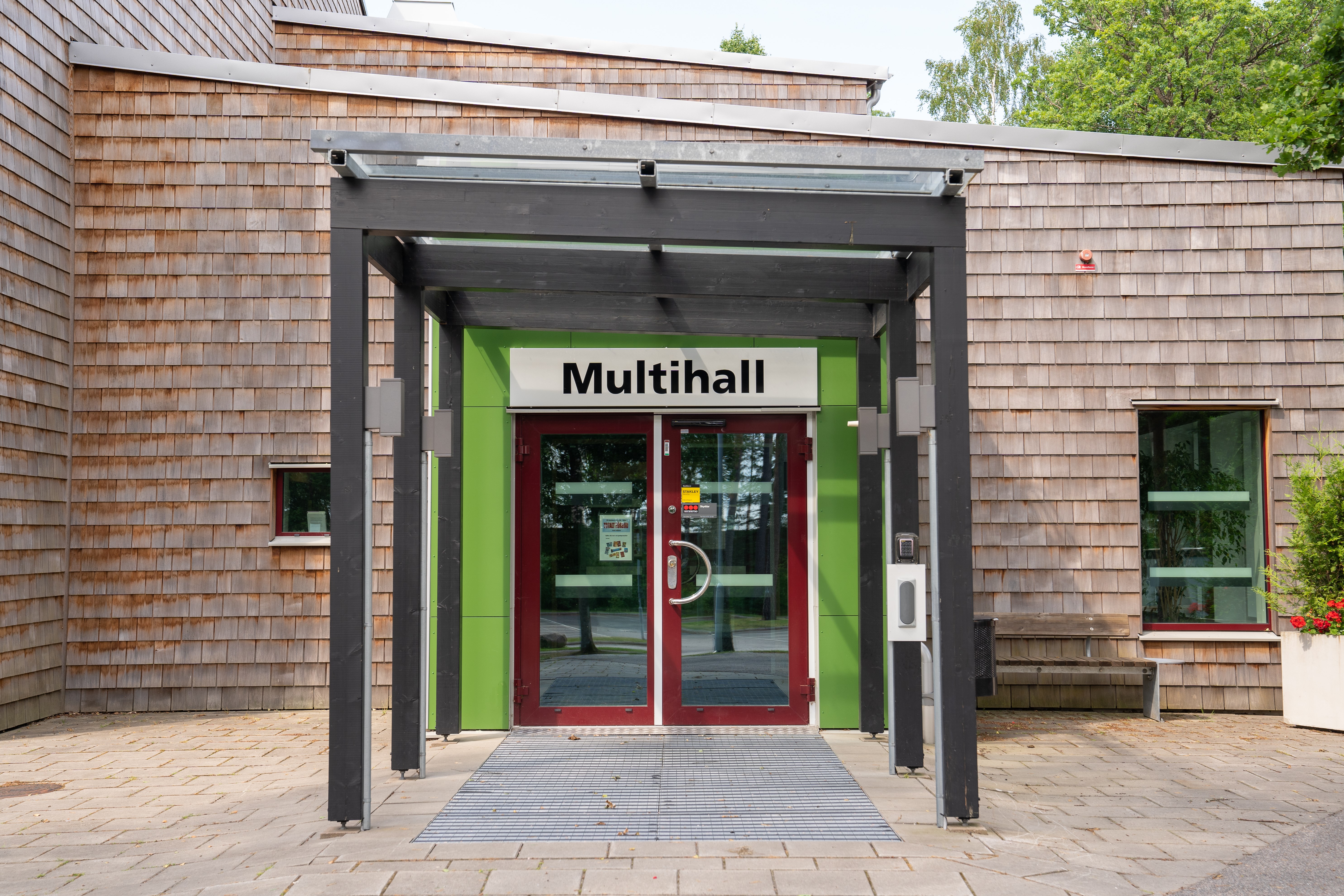 Multihallens entre