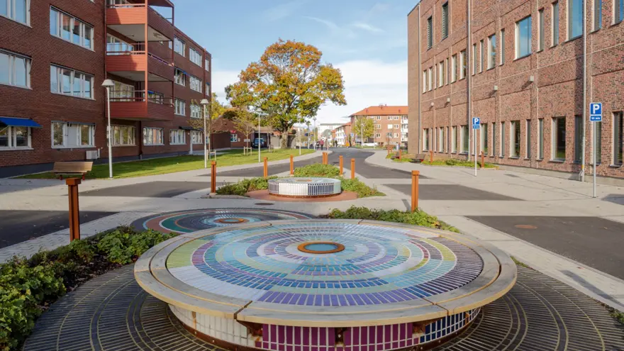 Rundlar med färgade kakelplattor mellan två tegelbyggnaden