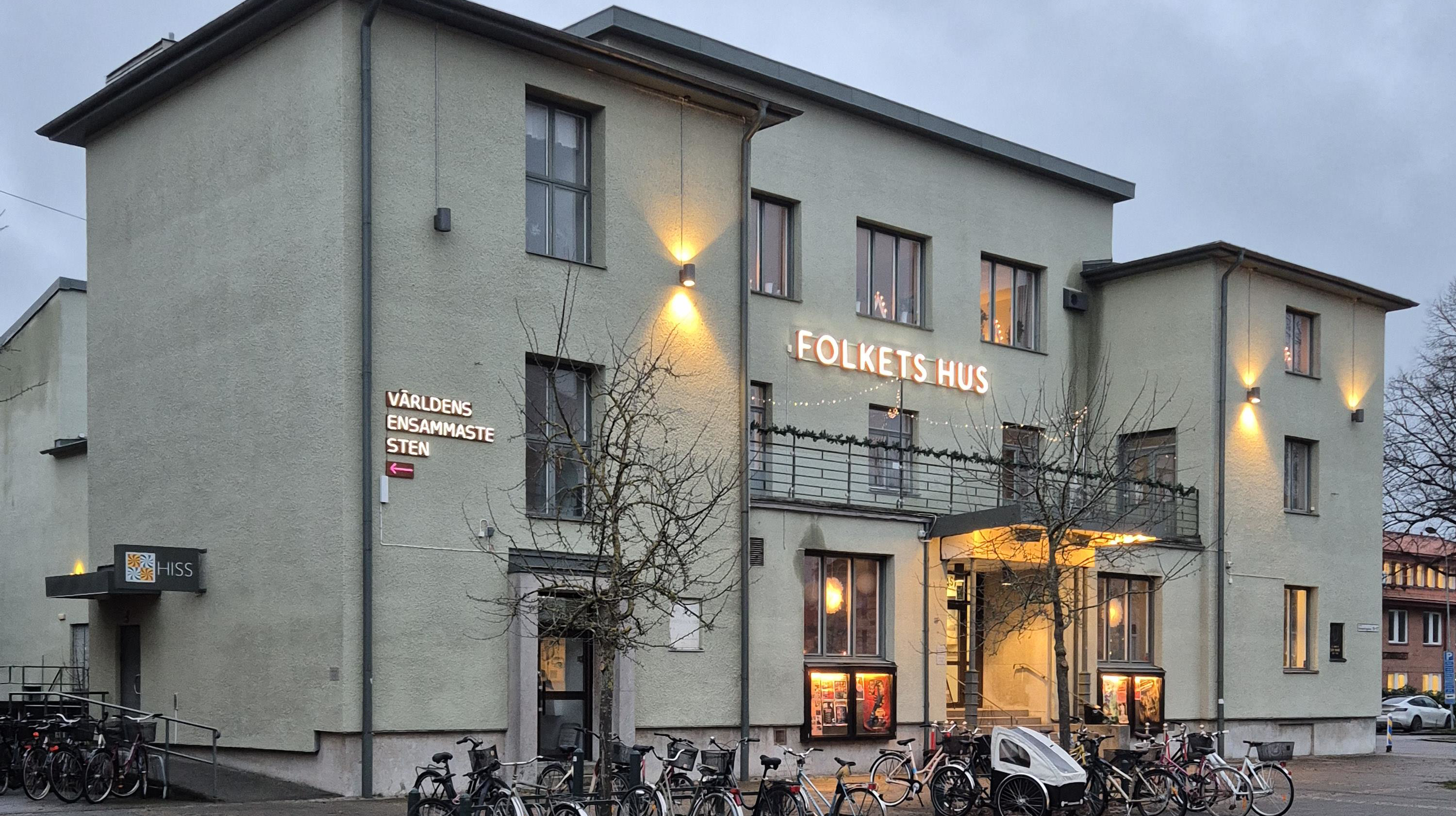 Vitt hus med texten Folkets hus