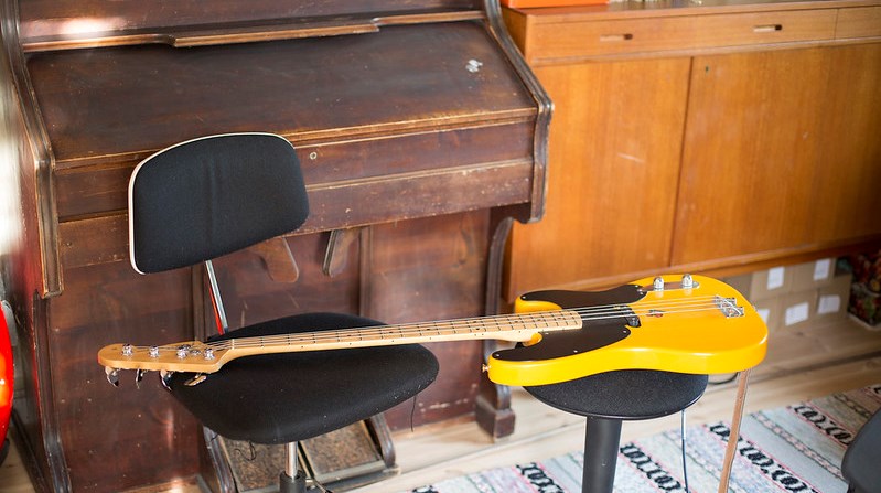 En elbas och en tramporgel.