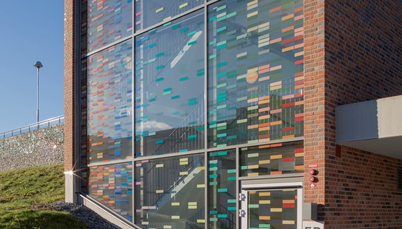 Glasfönstret till trapphuset i anslutnings till parkeringsgaraget