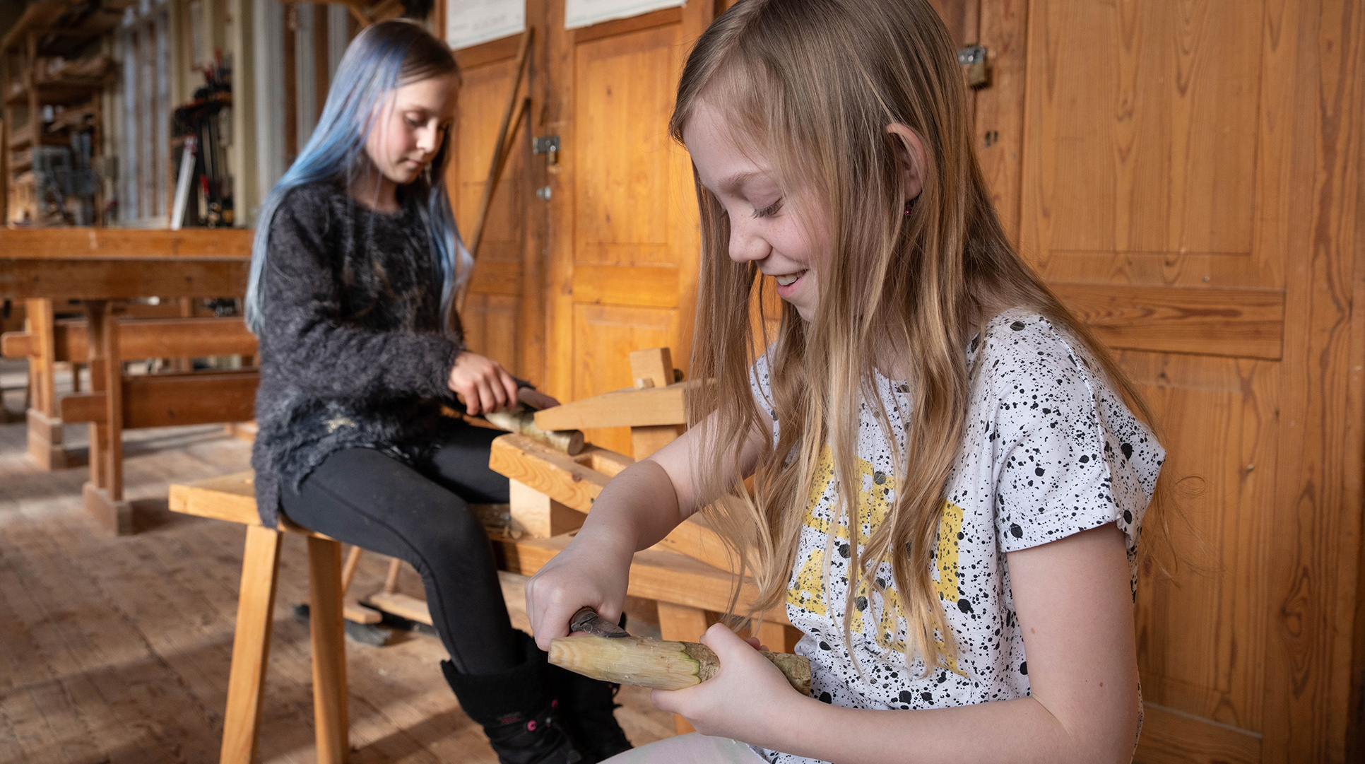 Två barn som täljer