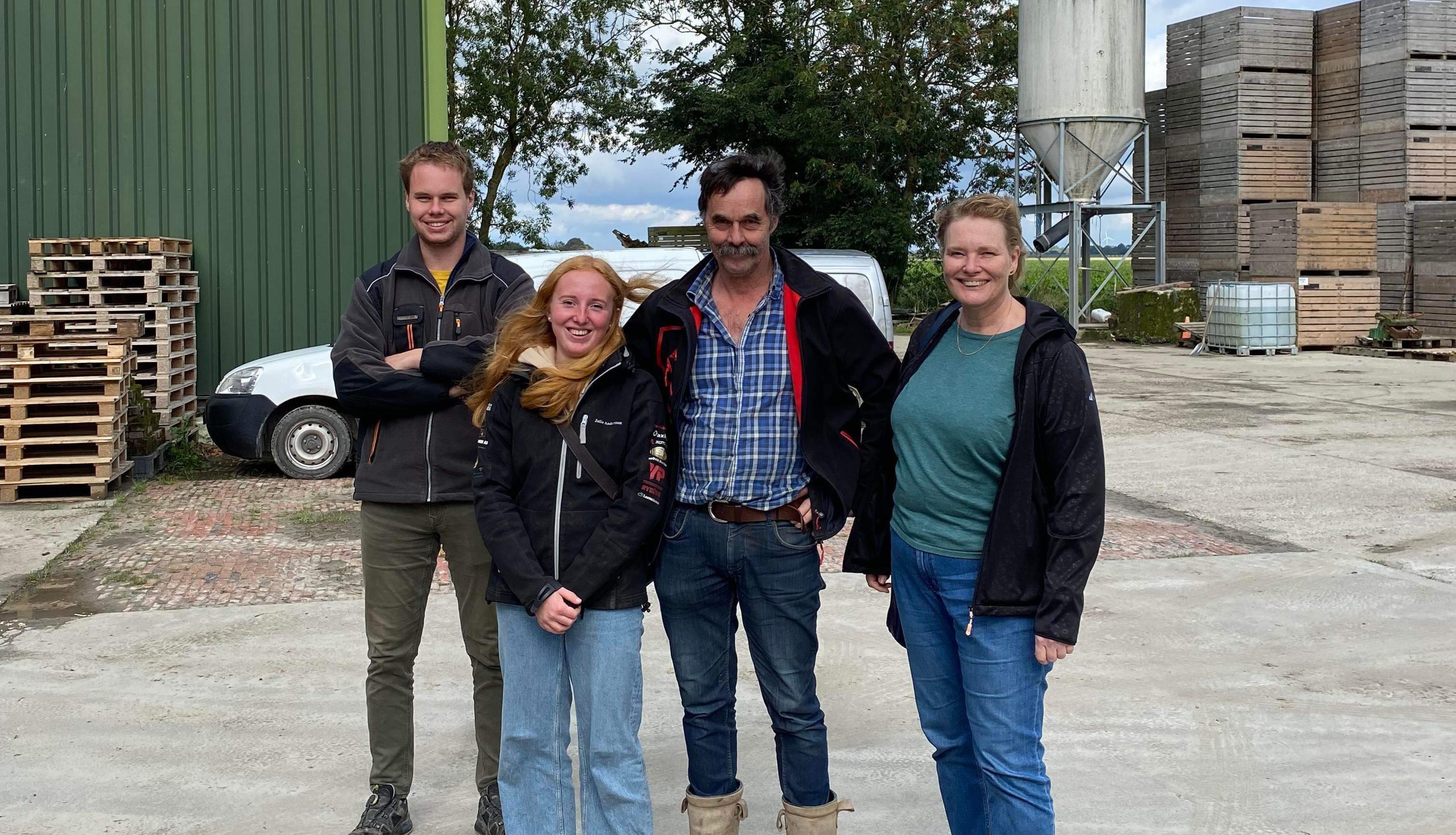 Julia Andersson tillsammans med sin värdfamilj på APL i Holland