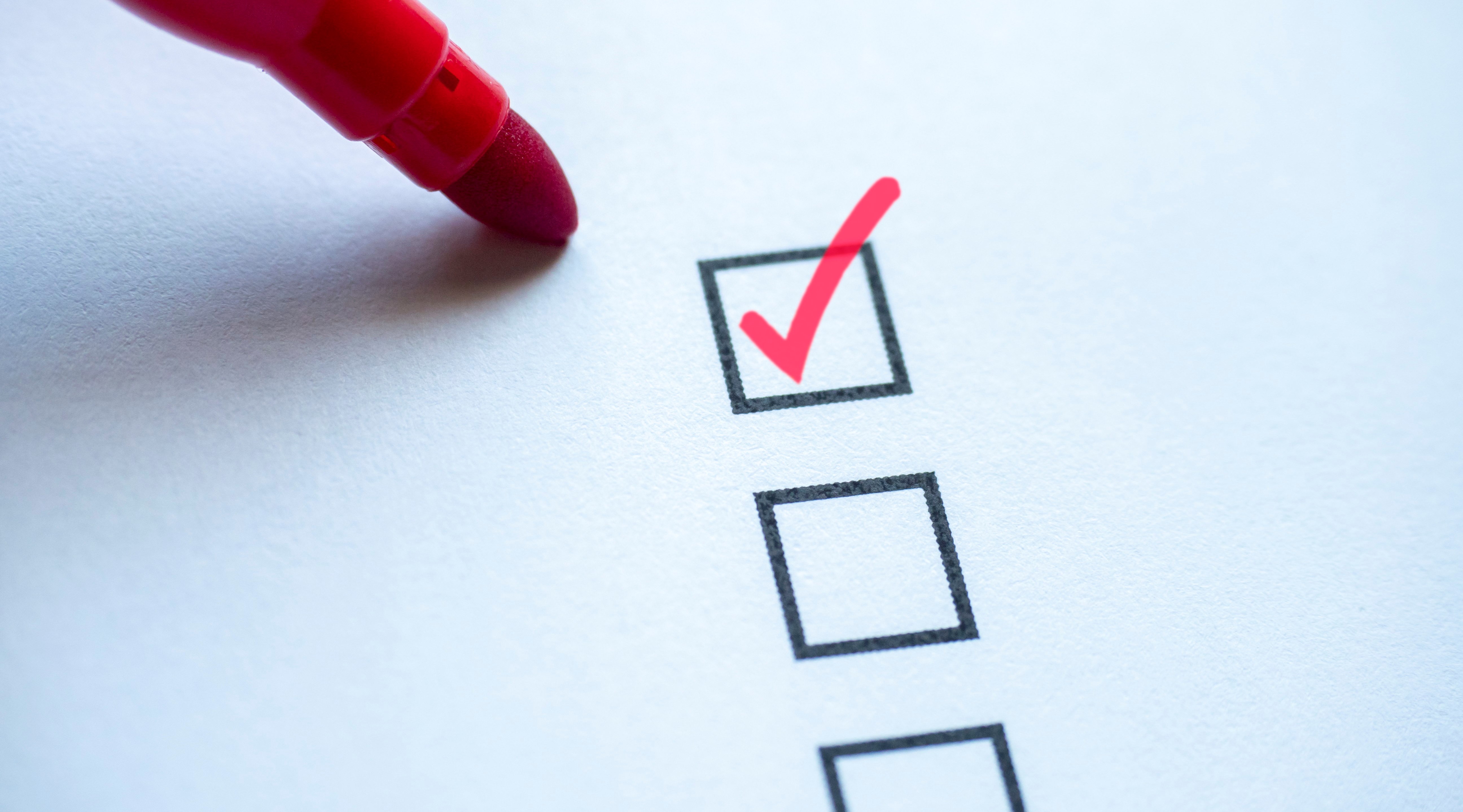 Röd penna som kryssar i en ruta