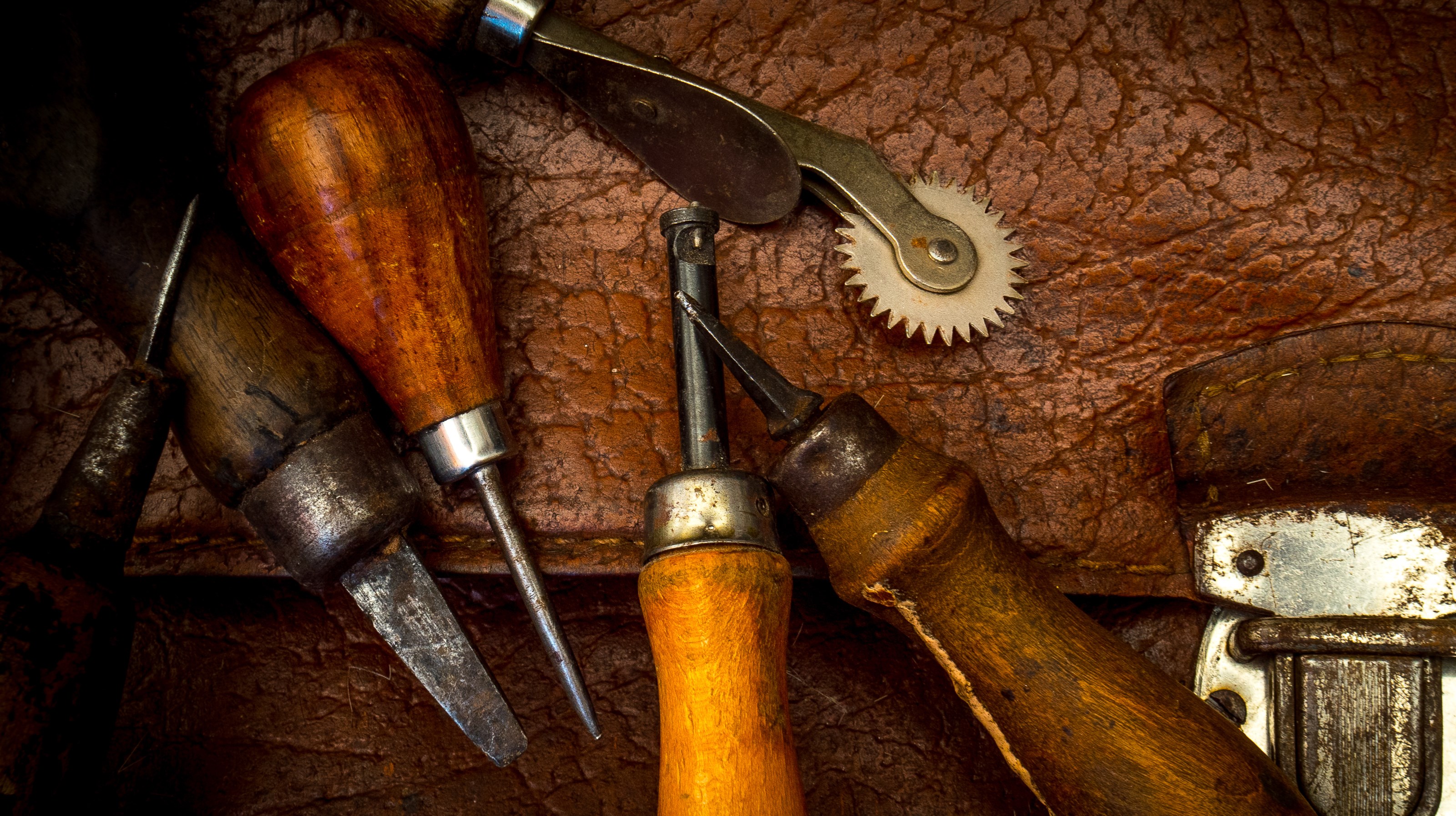 Verktyg ligger placerade på läder