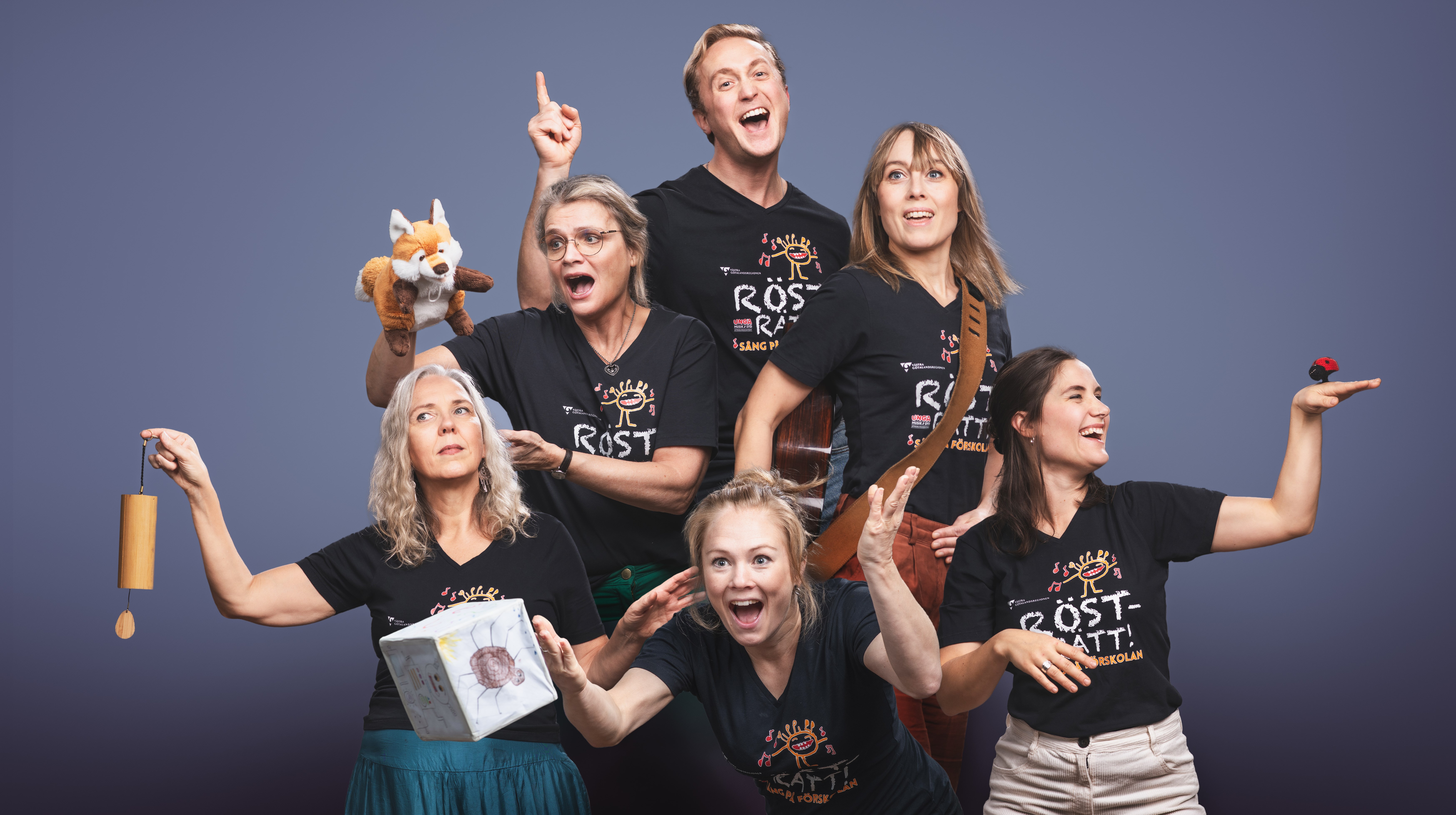 En grupp människor som står som i en pyramid. Alla har en svart t-shirt på sig där det står ”Rösträtt”