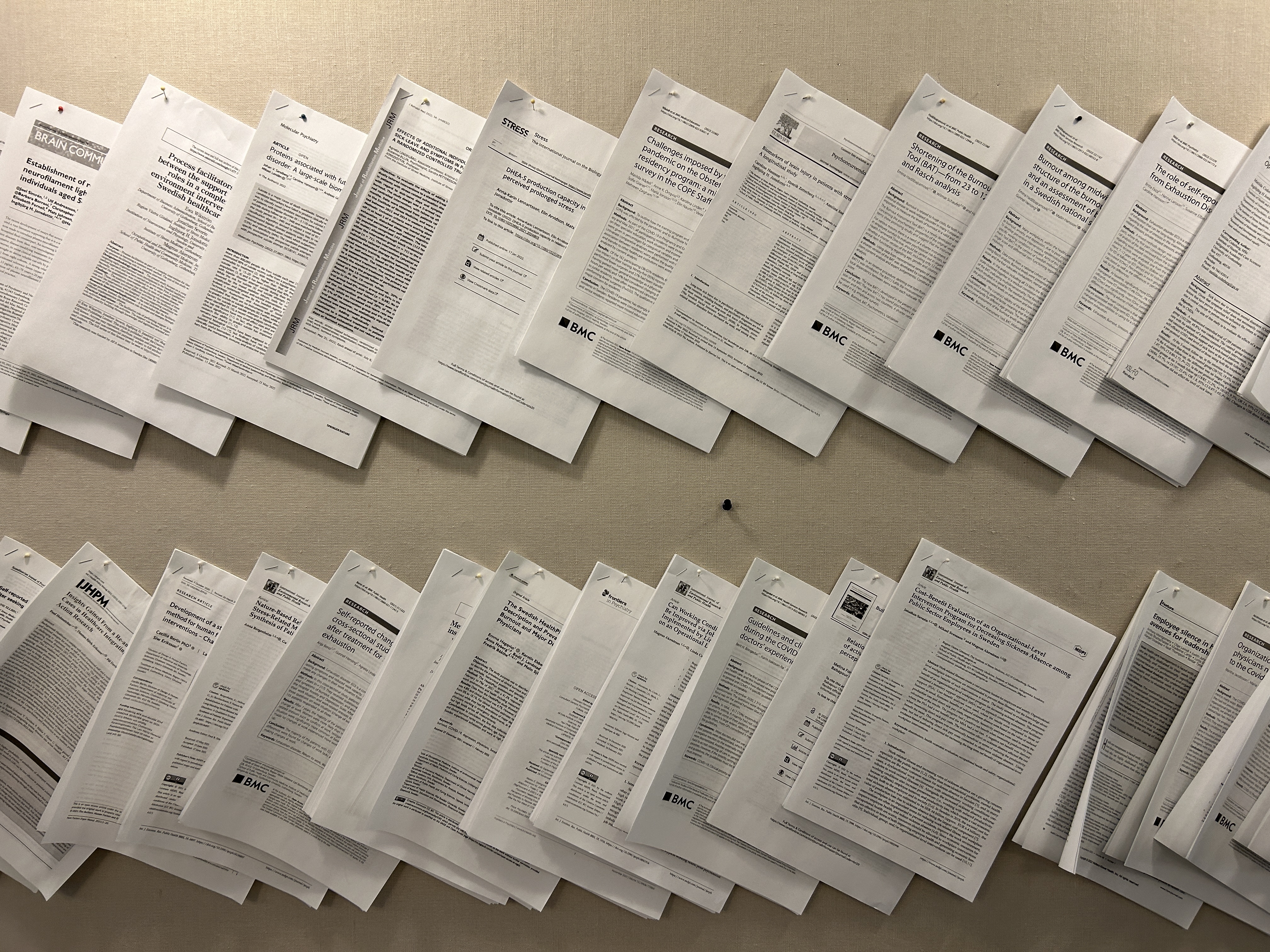 utskrivna artiklar hänger på en anslagstavla