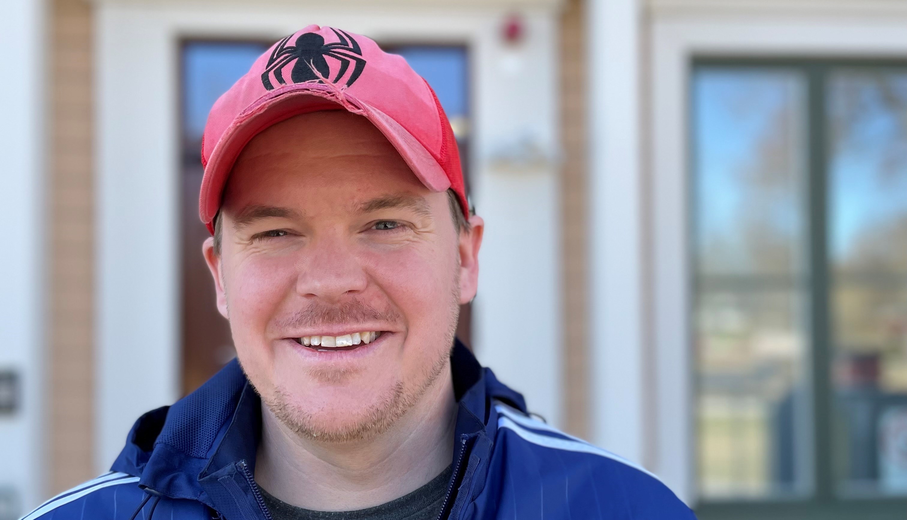 Johan står framför den gula villan