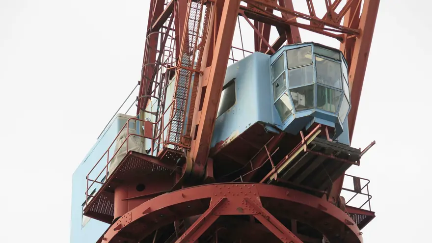 Kran 43 snett underifrån med närbild på förarhytten