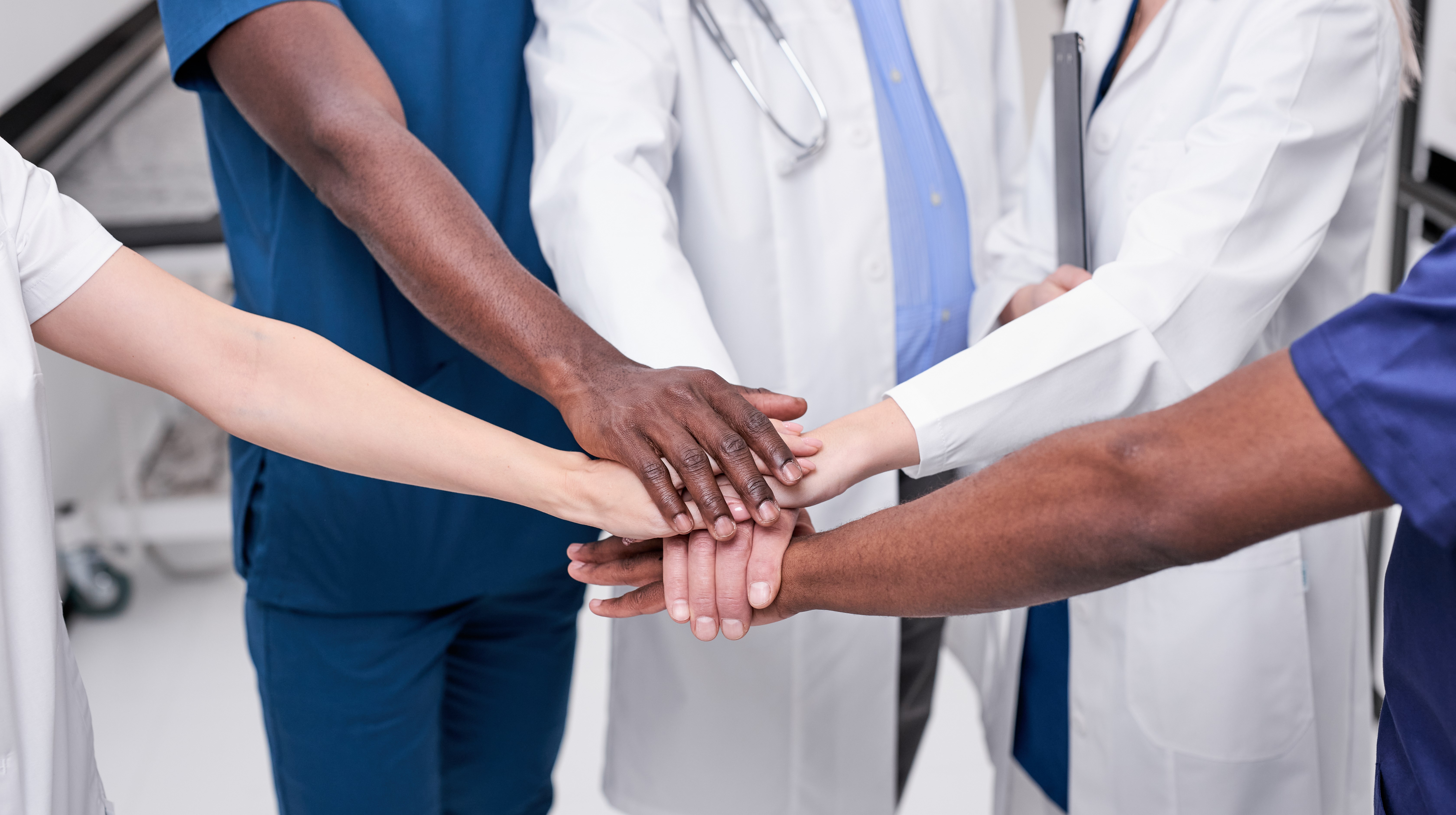 Händer på varandra