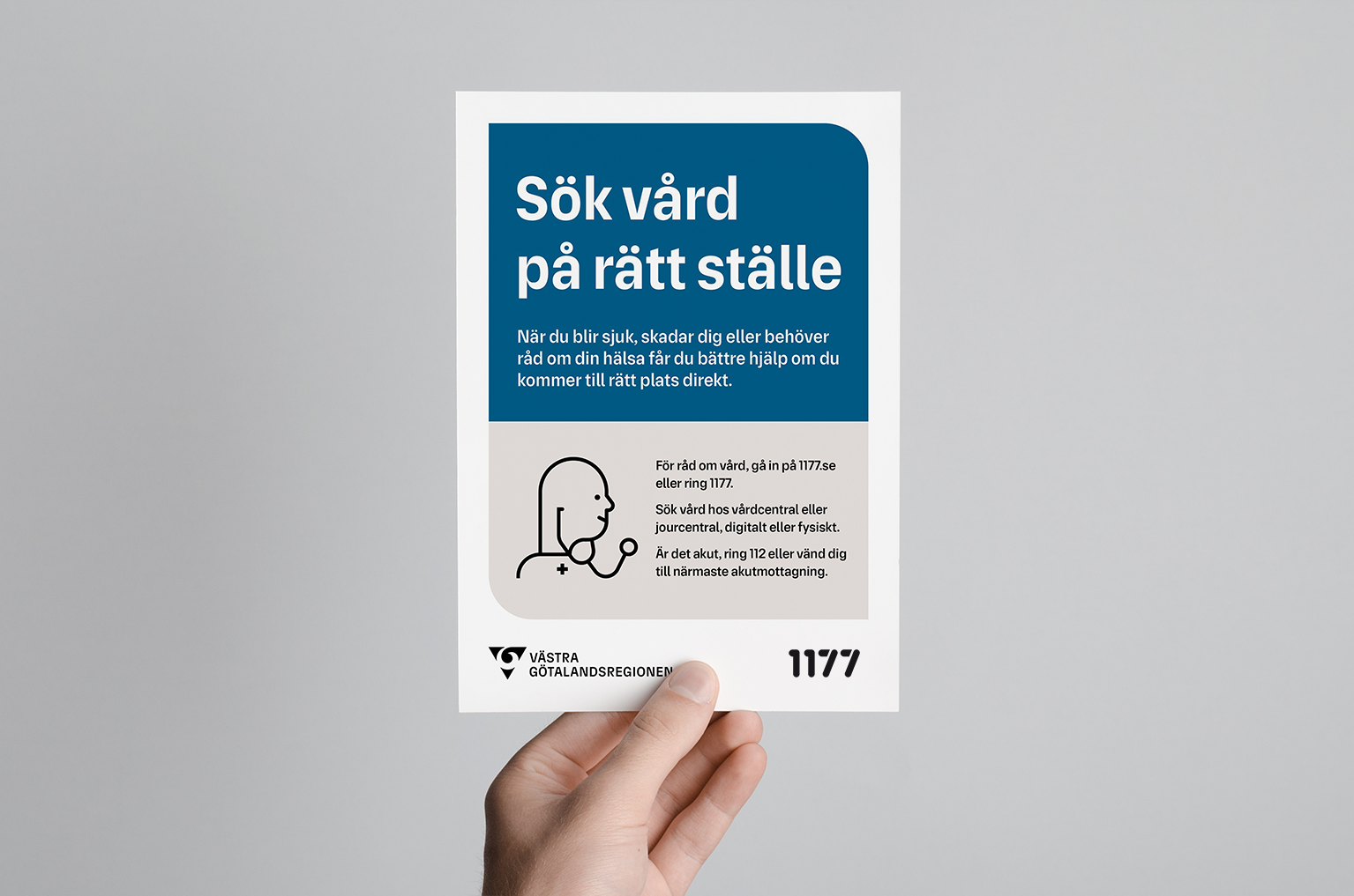 Informationsblad från hälso- och sjukvården med blå huvudfärg på en stor platta och budskapet Sök vård på rätt ställe ovanpå. Under finns en ikon på en läkare med stetoskop. Intill finns information om var patienter ska söka sig om de behöver vård. Längst ner ligger VGR:s logotyp intill 1177:s logotyp.