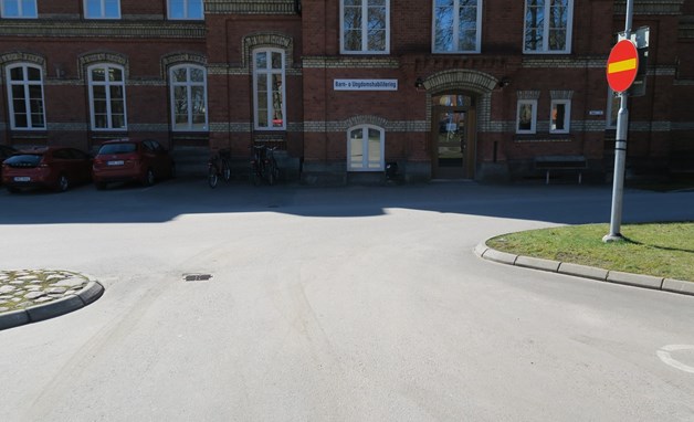 Röd tegelbyggnad med vita detaljer