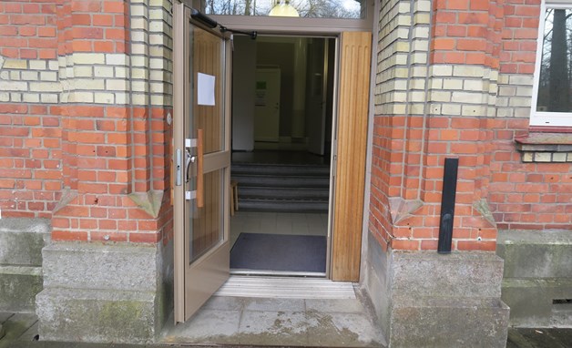 Glassentré i röd tegelbyggnad